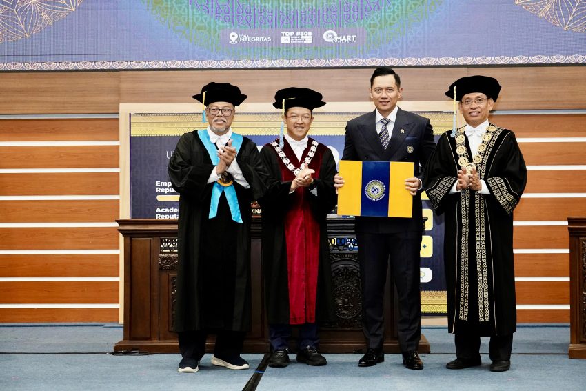 ahy-raih-gelar-doktor-dengan-predikat-cumlaude-dari-universitas-airlangga