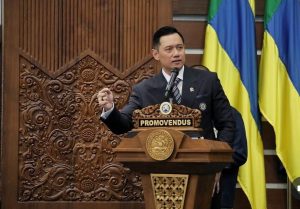 ahy-raih-gelar-doktor-dengan-predikat-cumlaude-dari-universitas-airlangga