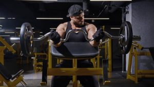 Latihan Biceps: Mengapa Preacher Curl Bench Penting untuk Pengembangan Lengan