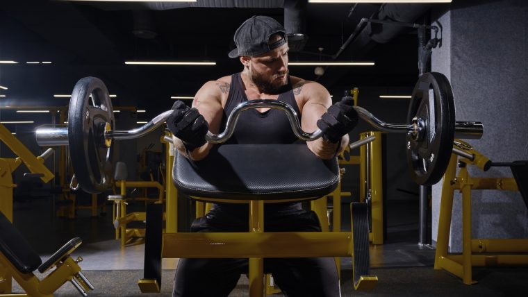 Latihan Biceps: Mengapa Preacher Curl Bench Penting untuk Pengembangan Lengan